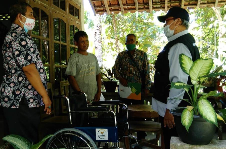 Penyerahan Kursi Roda Kepada Penyandang Disabilitas di Desa Bongkot Kecamatan Purwodadi 