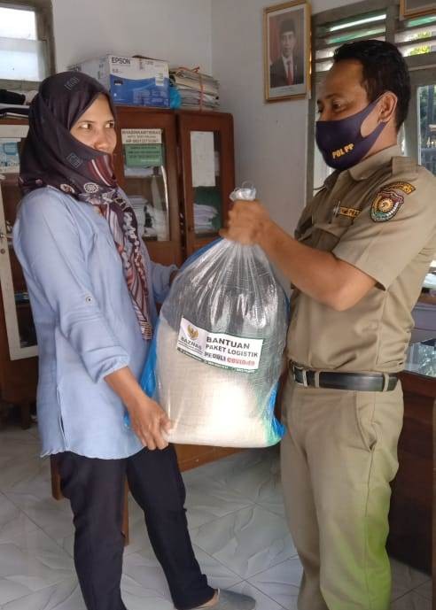 Pemberian Bantuan Kepada Warga Terdampak Covid-19 di Desa Gesing Kecamatan Purwodadi