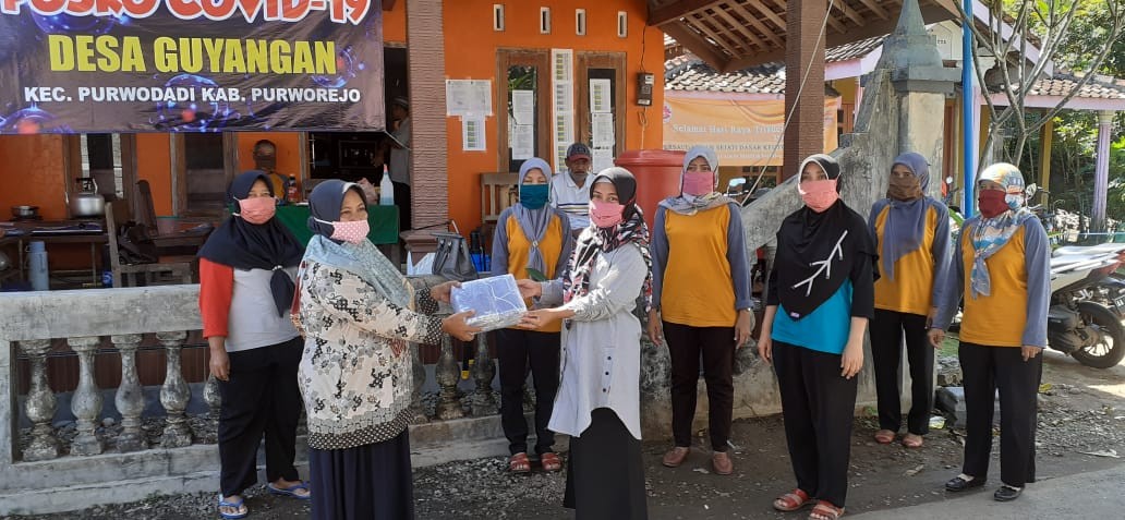 Pembagian Masker oleh TP PKK Kecamatan Purwodadi di Desa Guyangan