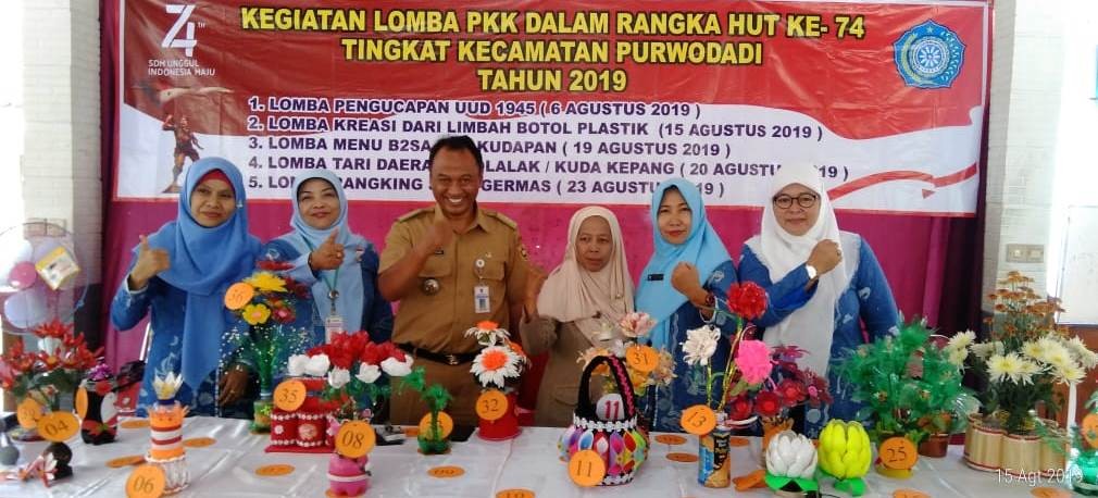 Lomba Kreasi dari Limbah Botol Plastik oleh Tim Penggerak PKK di Kecamatan Purwodadi