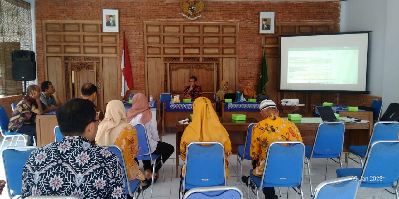 Bimbingan Penyusunan dan Identifikasi Manajemen Resiko di Pendopo Kecamatan Purwodadi