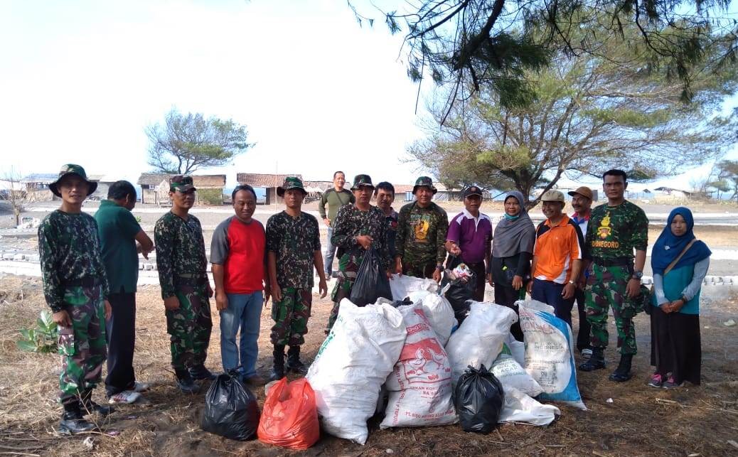 Kegiatan World Clean Up Day / Gerakan Pungut Sampah di Pantai Jatimalang Purwodadi