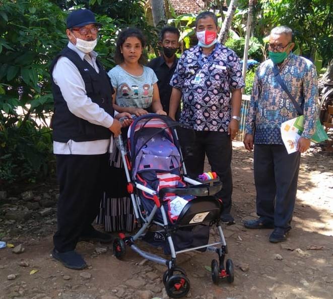 Penyerahan Kursi Roda Kepada Penyandang Disabilitas di Desa Jenarkidul Kecamatan Purwodadi 