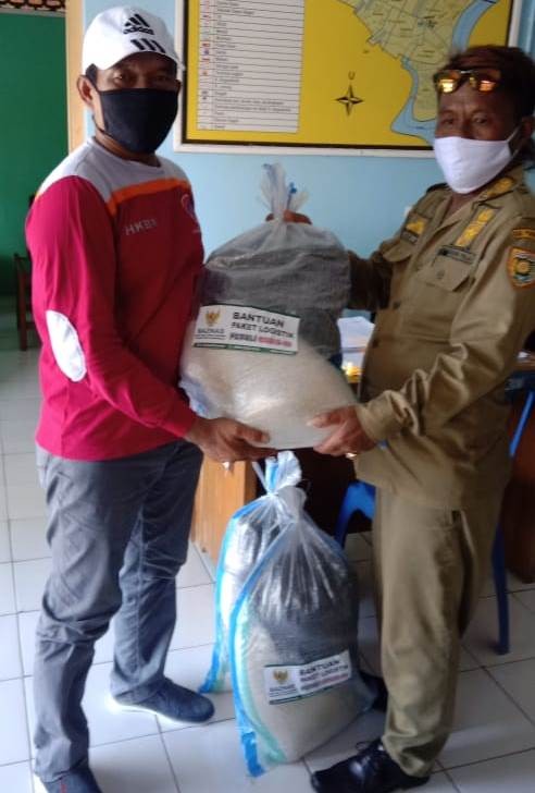 Pemberian Bantuan Kepada Warga Terdampak Covid-19 di Desa Jogoboyo Kecamatan Purwodadi