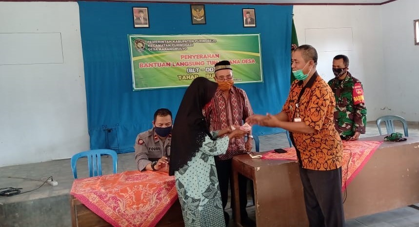 Penyaluran BLT DD Tahap II di Desa Karangmulyo Kecamatan Purwodadi