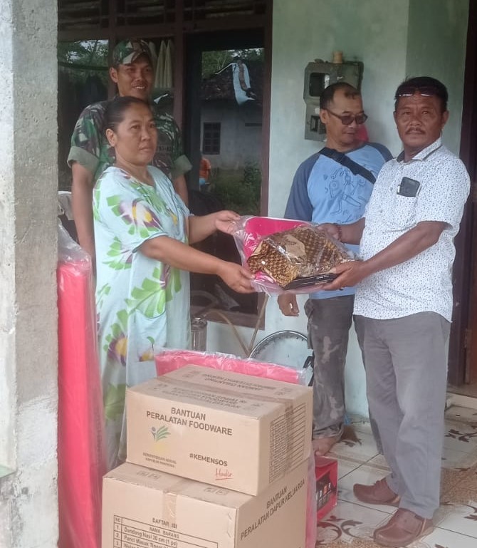 Pemberian Bantuan Kepada Warga Terdampak Musibah Pohon Tumbang di Desa Karangmulyo Kecamatan Purwodadi