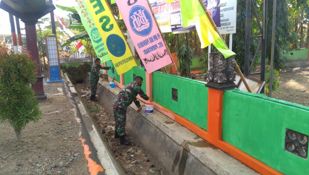 Kerja Bakti di Lingkungan Kantor Camat Purwodadi