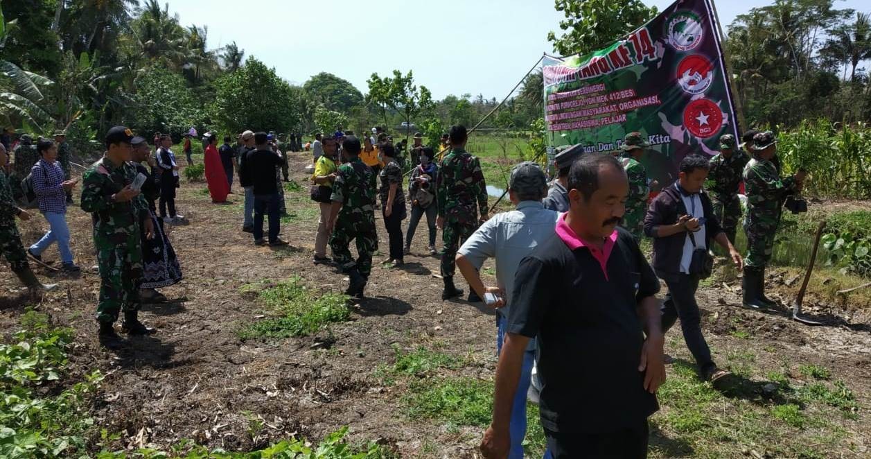 Kerja Bakti Dalam Rangka Memperingati HUT Ke-74 TNI di Desa Gesing Purwodadi