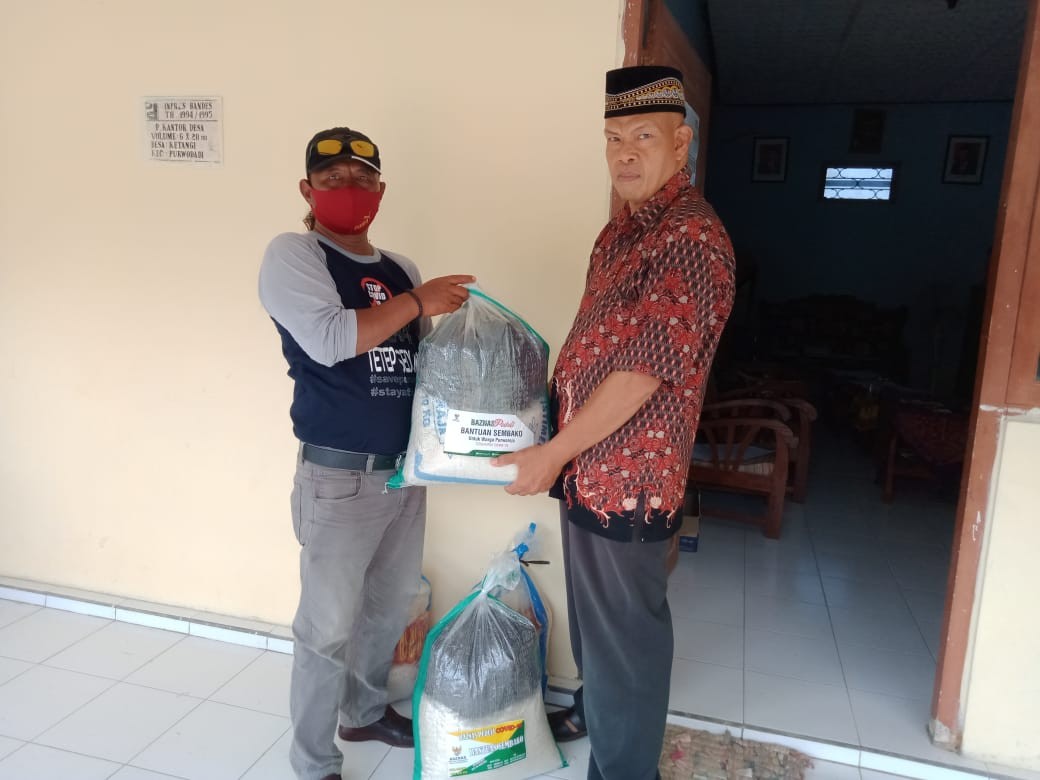 PEMBERIAN BANTUAN KEPADA WARGA TERDAMPAK COVID-19 DI DESA KETANGI KECAMATAN PURWODADI