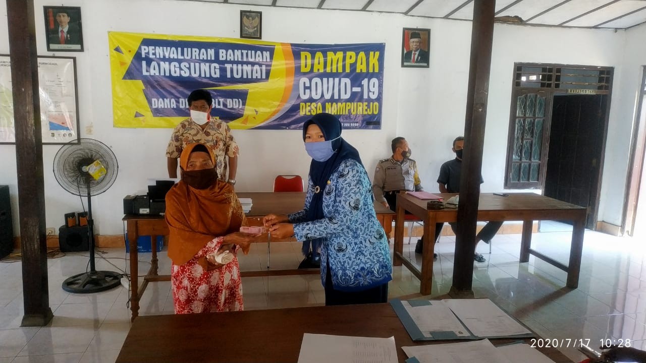 Penyaluran BLT DD Tahap di Desa Nampurejo Kecamatan Purwodadi