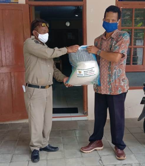 Pemberian Bantuan Kepada Warga Terdampak Covid-19 di Desa Banjarsari Kecamatan Purwodadi 