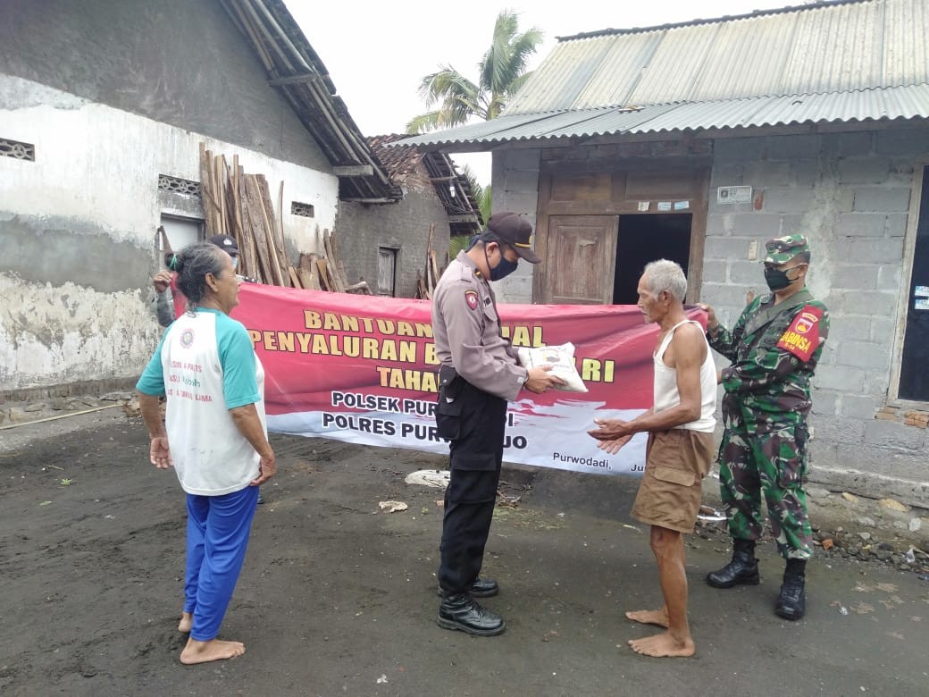 Penyaluran Bantuan dari Polsek Purwodadi Kepada Warga Terdampak Covid-19 di Desa Jatimalang