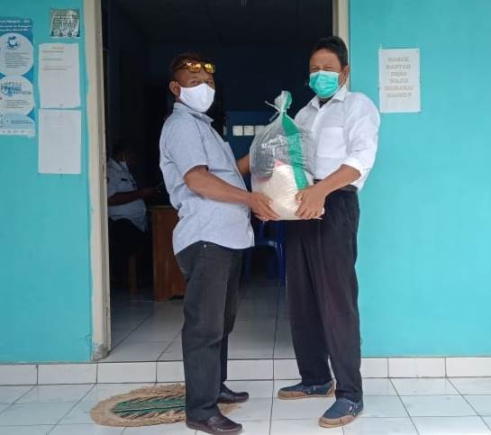 penyerahan_bantuan_log_utk_isolasi_positif_N_COV_19_warga_desa_jogoboyo.jpg