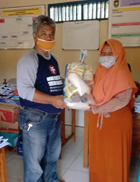 Pemberian Bantuan Kepada Warga Terdampak Covid-19 di Desa Sumberrejo Kecamatan Purwodadi