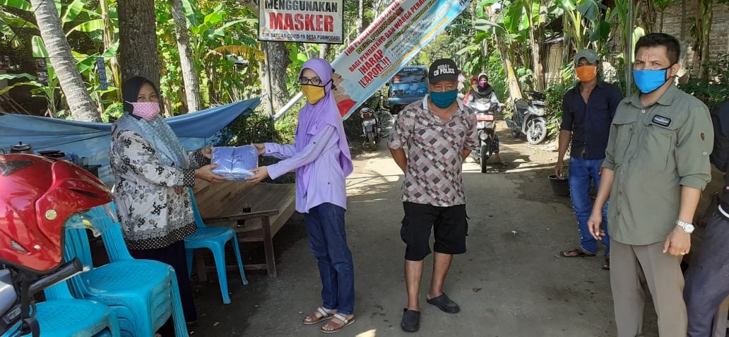 Pembagian Masker oleh TP PKK Kecamatan Purwodadi di Desa Purwodadi