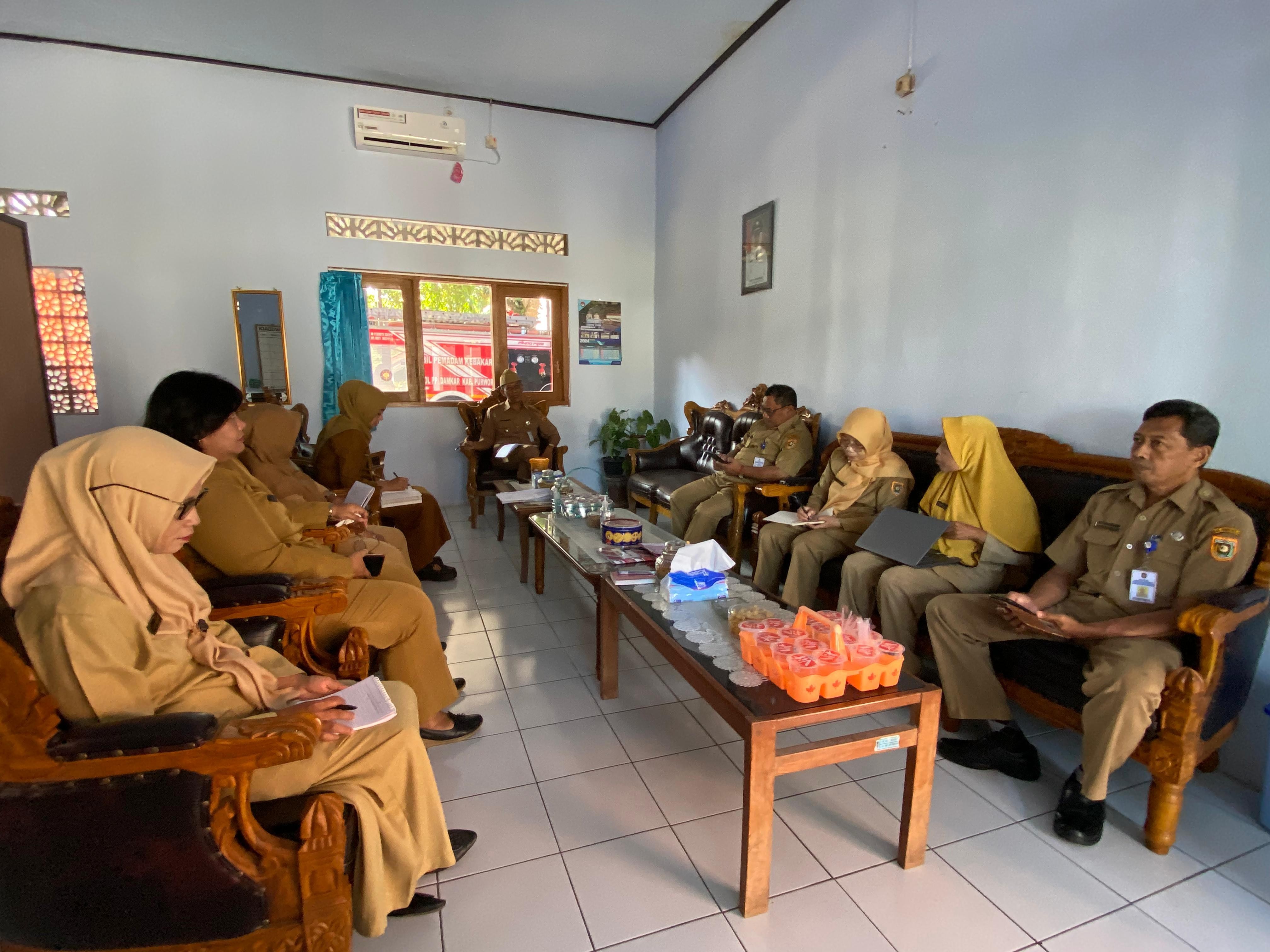 Staf Meeting di Ruang Kerja Camat Purwodadi