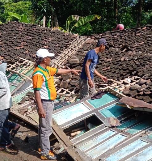 Meninjau Lokasi Musibah Rumah Roboh di Desa Gesing Kecamatan Purwodadi