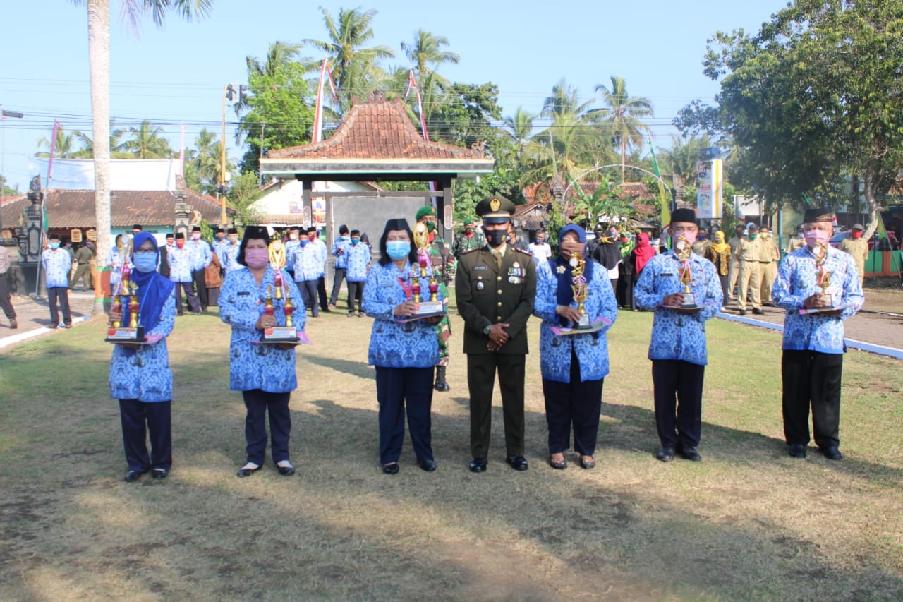 Penyerahan Hadiah Lomba Semarak SD/MI Dalam Rangka HUT Ke-75 Kemerdekaan Republik Indonesia Tingkat Kecamatan Purwodadi