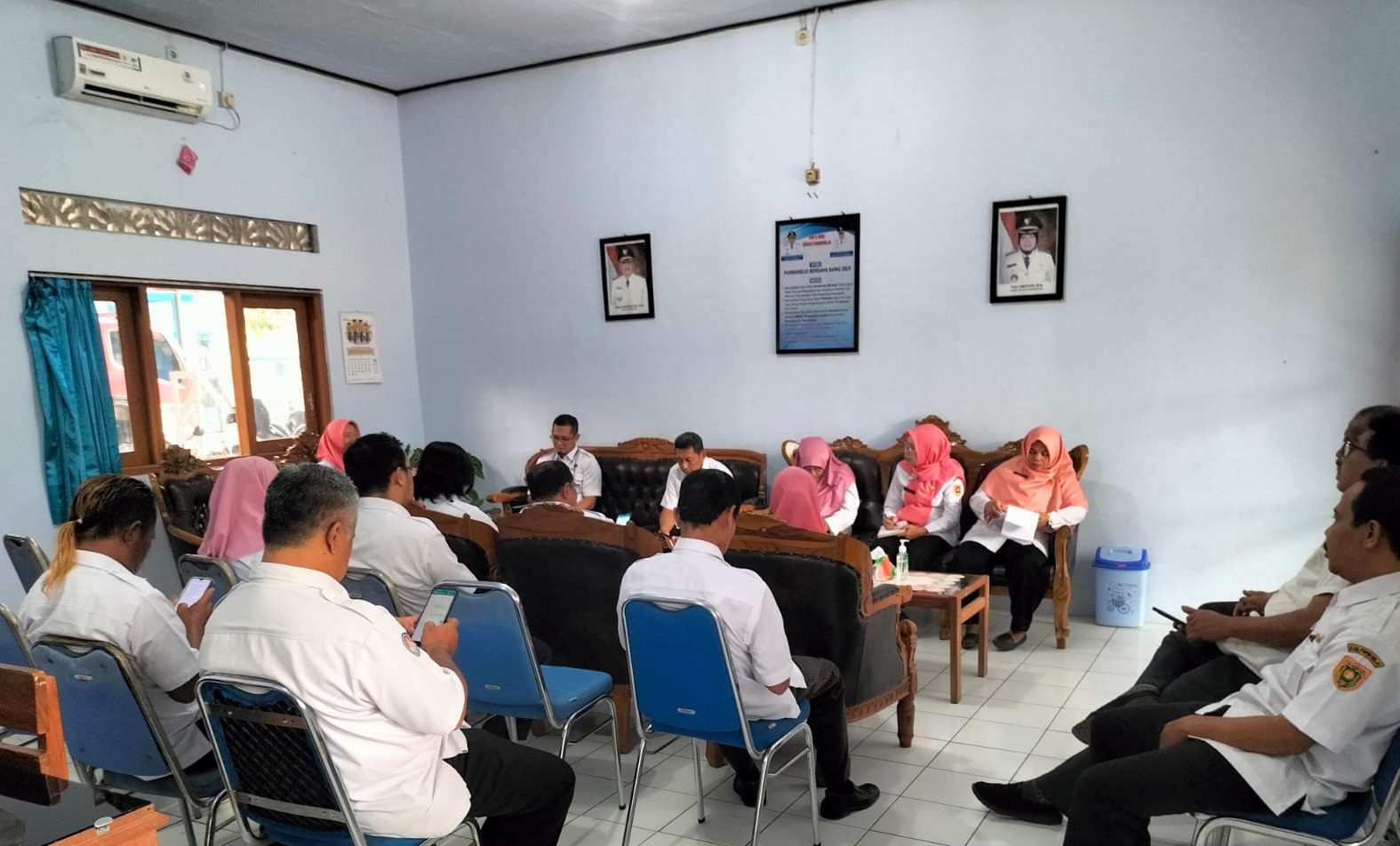 Staf Meeting dan Rapat Koordinasi di Ruang Kerja Camat Purwodadi