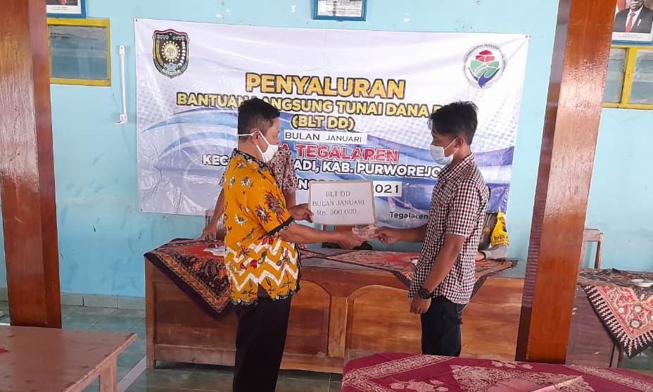 Penyaluran BLT DD Tahap I Tahun 2021 di Balai Desa Tegalaren Kecamatan Purwodadi