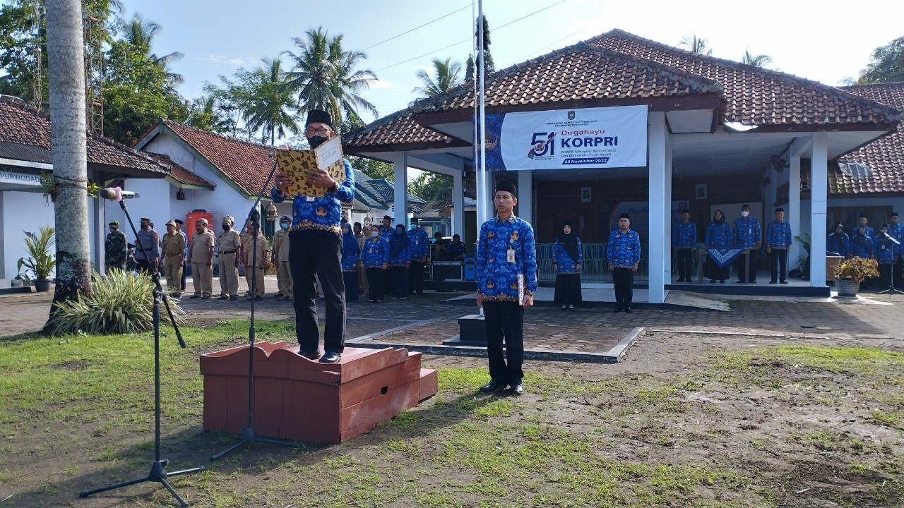 Upacara Hari KORPRI Ke-51 Tahun 2022 di Halaman Kantor  Kecamatan Purwodadi