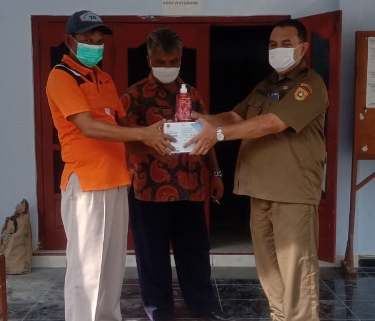 Pemberian Bantuan Sarana dan Prasarana untuk Percepatan Penanganan Covid-19 dari Kecamatan Purwodadi di Balai Desa Watukuro